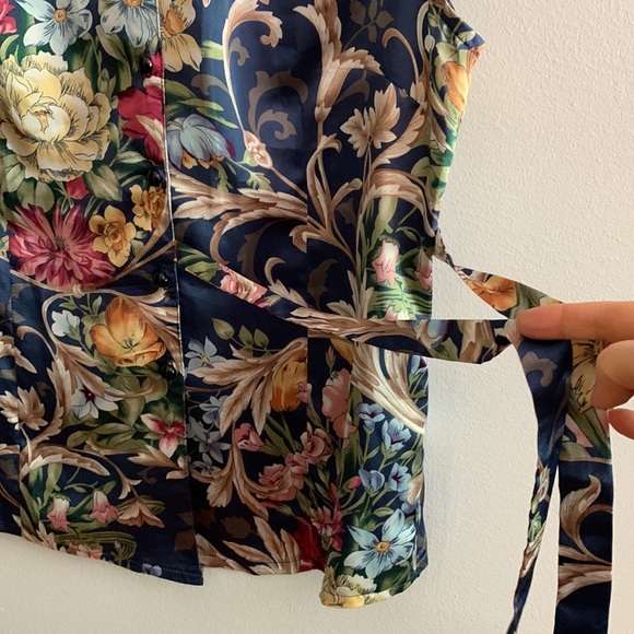 Supper unique 65% silk short sleeve floral top. - Picture 3 of 11